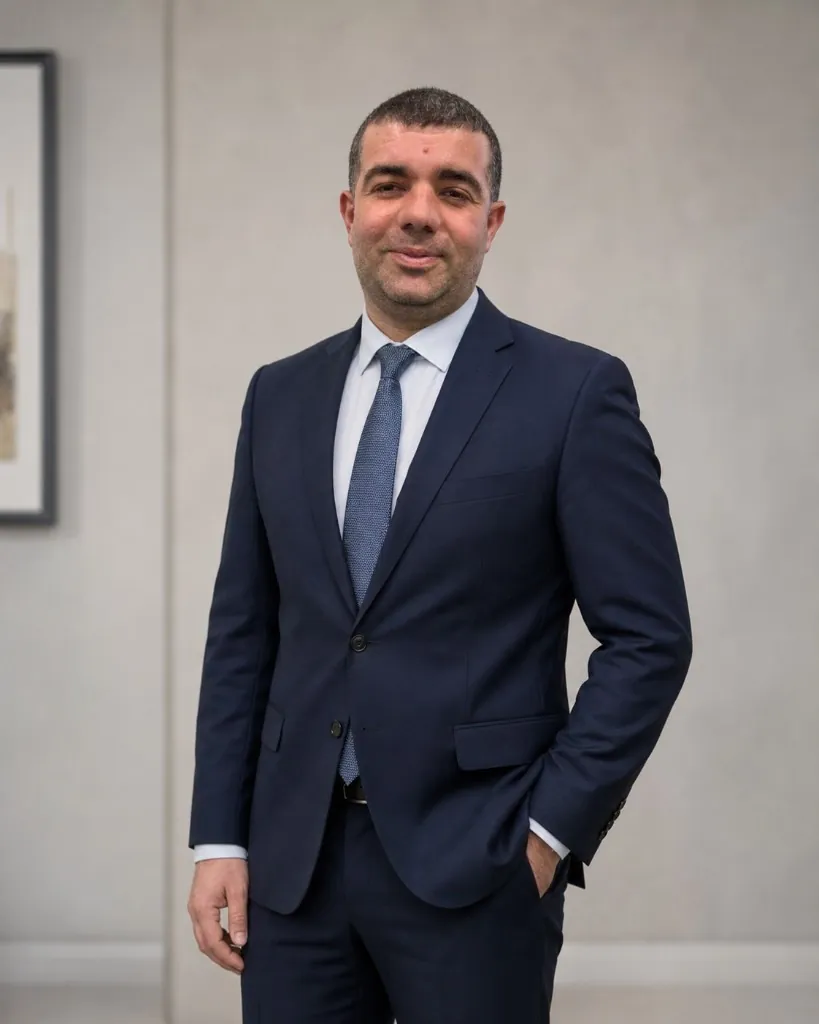 Vüqar Ağayev — broker mütəxəssisi